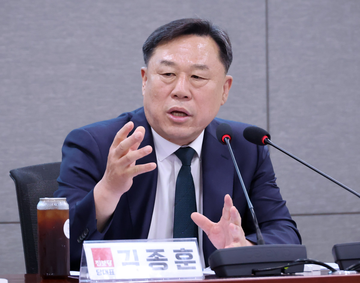 ▲진보당 김종훈 대표가 19일 국회 의원회관에서 열린 기자간담회에서 기자들 질문에 답하고 있다. (연합뉴스)