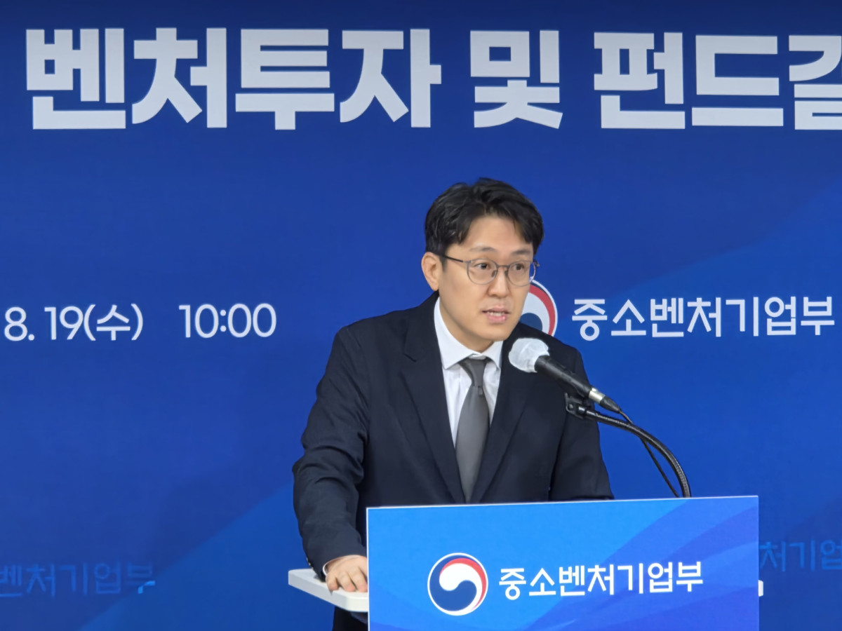 ▲김봉덕 중소벤처기업부 벤처정책관이 19일 서울특별시 영등포구 중소기업중앙회에서 '2026년 상반기 신규 벤처투자 및 벤처펀드 결성 동향' 관련 브리핑을 하고 있다. (사진제공=중소벤처기업부)