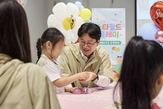 ▲이형천 신세계프라퍼티 대표가 8월 3일 스타필드 하남에서 진행된 ‘2026 스타필드 플레이’에서 지역 아이들과 클래스콕 활동을 함께하며 이야기를 나누고 있다. (사진제공=신세계프라퍼티)