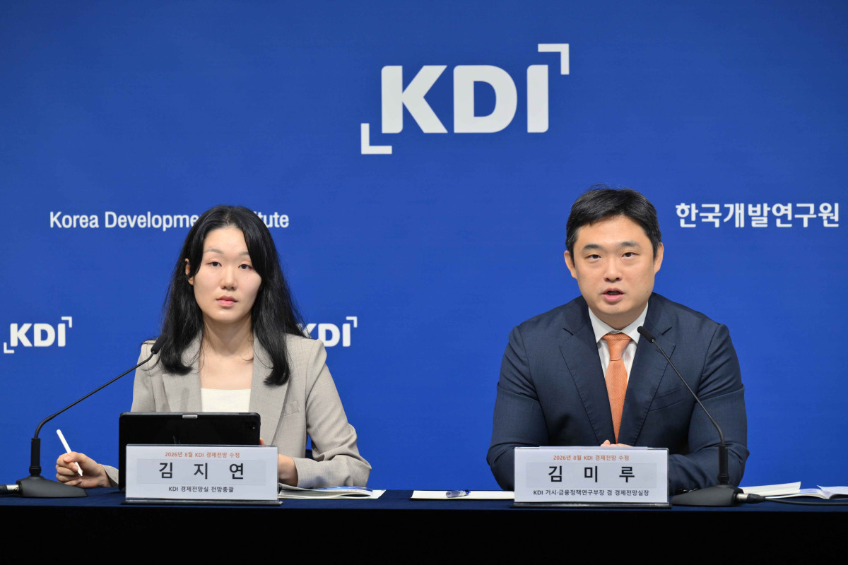 ▲김미루 KDI 거시·금융정책연구부장 겸 경제전망실장과 김지연 KDI 경제전망실 전망총괄이 19일 정부세종청사에서 'KDI 경제전망 수정' 브리핑을 하고 있다. (KDI)