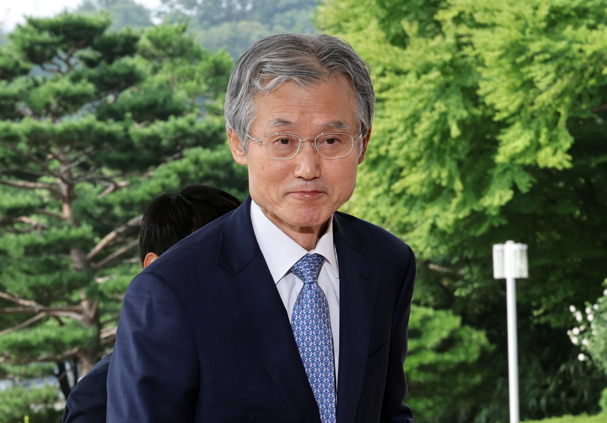 ▲조희대 대법원장이 19일 서울 서초구 대법원으로 출근하고 있다. 조 대법원장은 지난 18일 노태악 전 대법관과 이흥구 대법관 후임으로 손봉기 대구지방법원 부장판사와 김성수 서울고등법원 부장판사를 이재명 대통령에게 임명 제청했다. (연합뉴스)