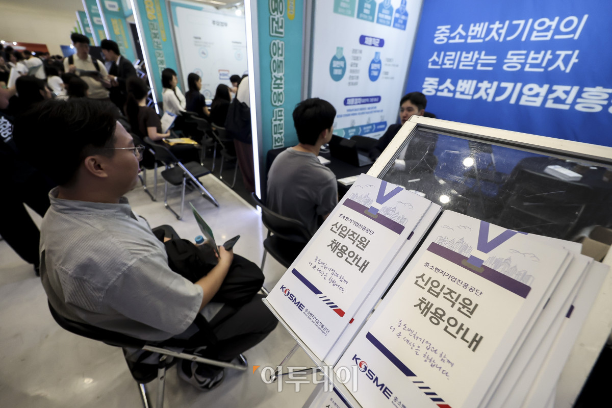 ▲19일 서울 중구 동대문디자인플라자에서 열린 '2026 금융권 공동 채용 박람회'를 찾은 구직자 및 취업준비생들이 참가사 기업 부스에서 모의면접 등 상담을 받고 있다. 2017년부터 열린 박람회는 은행·증권·보험·금융공기업 등 금융기관 82개사가 참여해 금융권 취업을 준비하는 청년들을 위해 채용 정보와 다양한 서비스를 제공한다. 고성준 기자 joonko1@