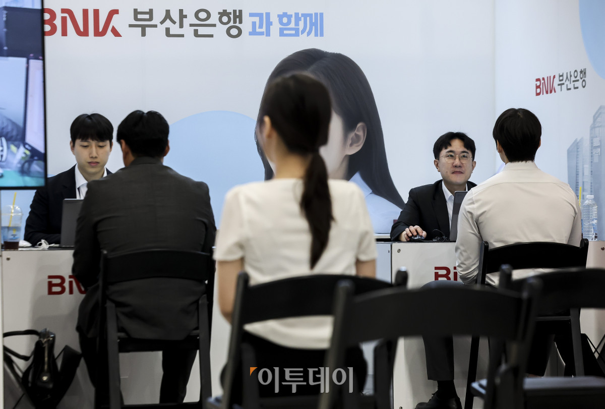 ▲19일 서울 중구 동대문디자인플라자에서 열린 '2026 금융권 공동 채용 박람회'를 찾은 구직자 및 취업준비생들이 참가사 기업 부스에서 모의면접 등 상담을 받고 있다. 2017년부터 열린 박람회는 은행·증권·보험·금융공기업 등 금융기관 82개사가 참여해 금융권 취업을 준비하는 청년들을 위해 채용 정보와 다양한 서비스를 제공한다. 고성준 기자 joonko1@