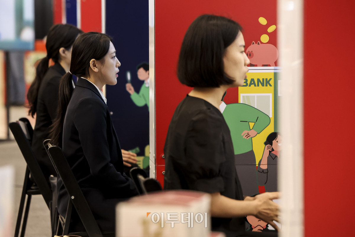 ▲19일 서울 중구 동대문디자인플라자에서 열린 '2026 금융권 공동 채용 박람회'를 찾은 구직자 및 취업준비생들이 참가사 기업 부스에서 모의면접 등 상담을 받고 있다. 2017년부터 열린 박람회는 은행·증권·보험·금융공기업 등 금융기관 82개사가 참여해 금융권 취업을 준비하는 청년들을 위해 채용 정보와 다양한 서비스를 제공한다. 고성준 기자 joonko1@