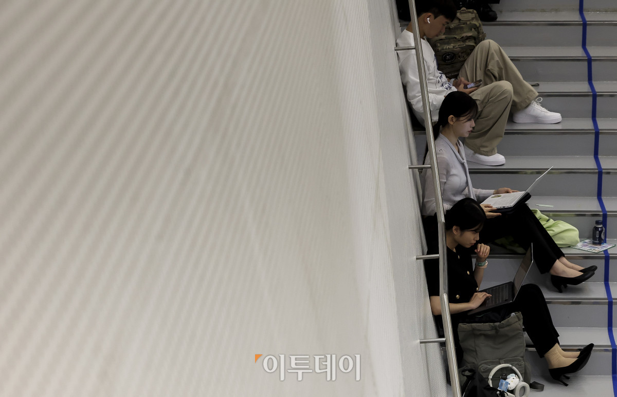 ▲19일 서울 중구 동대문디자인플라자에서 열린 '2026 금융권 공동 채용 박람회'를 찾은 구직자 및 취업준비생들이 모의면접을 준비하고 있다. 2017년부터 열린 박람회는 은행·증권·보험·금융공기업 등 금융기관 82개사가 참여해 금융권 취업을 준비하는 청년들을 위해 채용 정보와 다양한 서비스를 제공한다. 고성준 기자 joonko1@