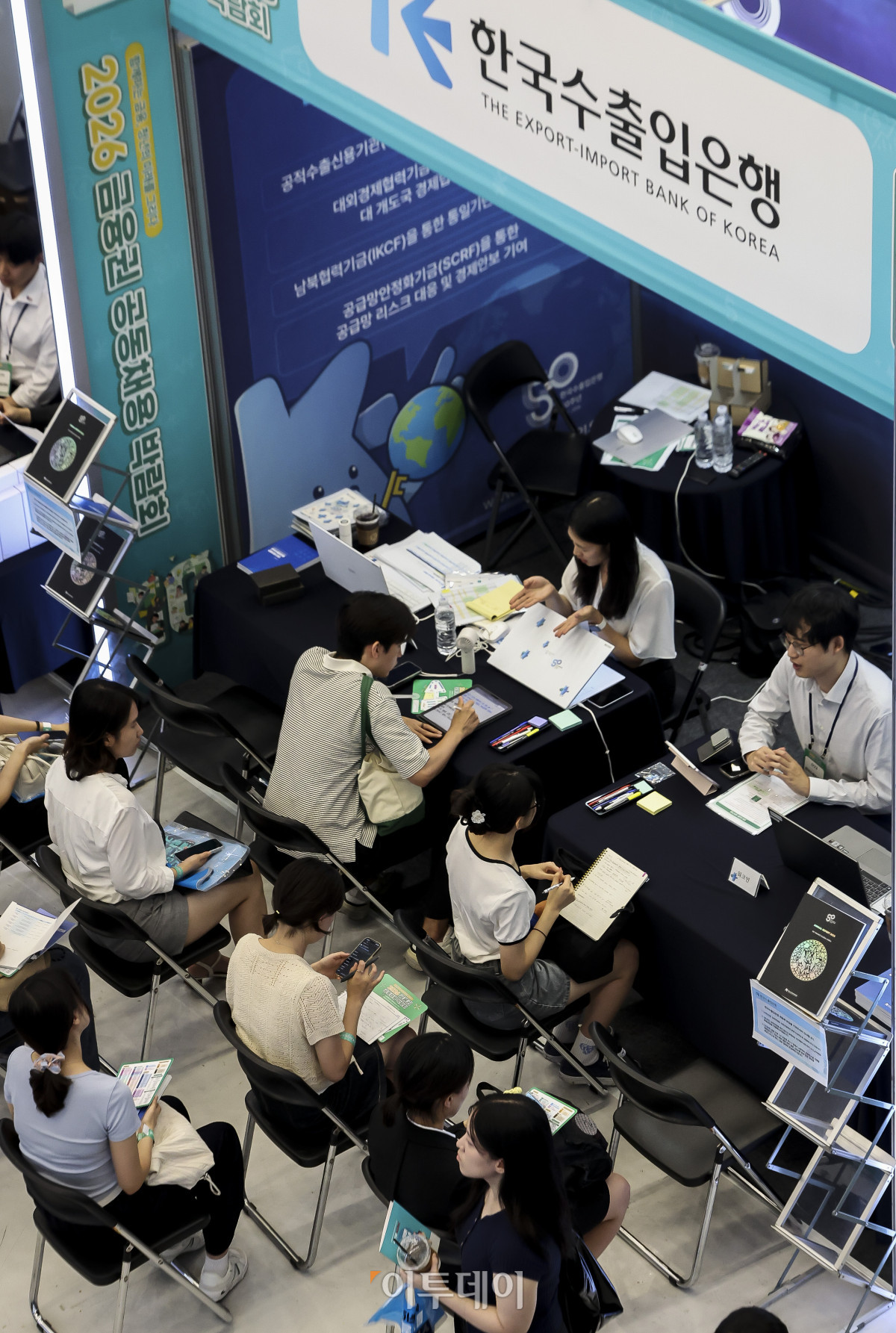 ▲19일 서울 중구 동대문디자인플라자에서 열린 '2026 금융권 공동 채용 박람회'를 찾은 구직자 및 취업준비생들이 참가사 기업 부스에서 모의면접 등 상담을 받고 있다. 2017년부터 열린 박람회는 은행·증권·보험·금융공기업 등 금융기관 82개사가 참여해 금융권 취업을 준비하는 청년들을 위해 채용 정보와 다양한 서비스를 제공한다. 고성준 기자 joonko1@