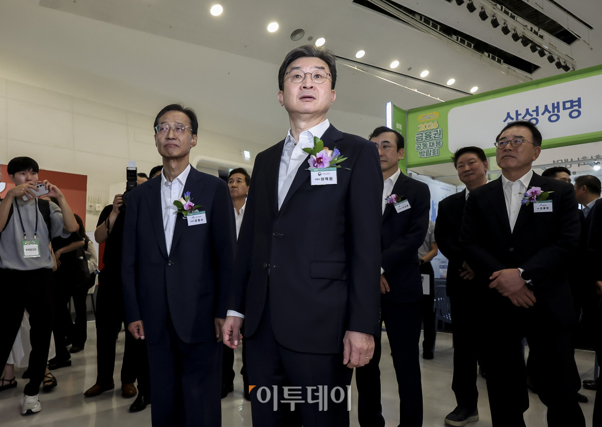 ▲이억원 금융위원장과 유동수 국회 정무위원장이 19일 서울 중구 동대문디자인플라자에서 열린 '2026 금융권 공동 채용 박람회' 부스를 둘러보고 있다. 고성준 기자 joonko1@