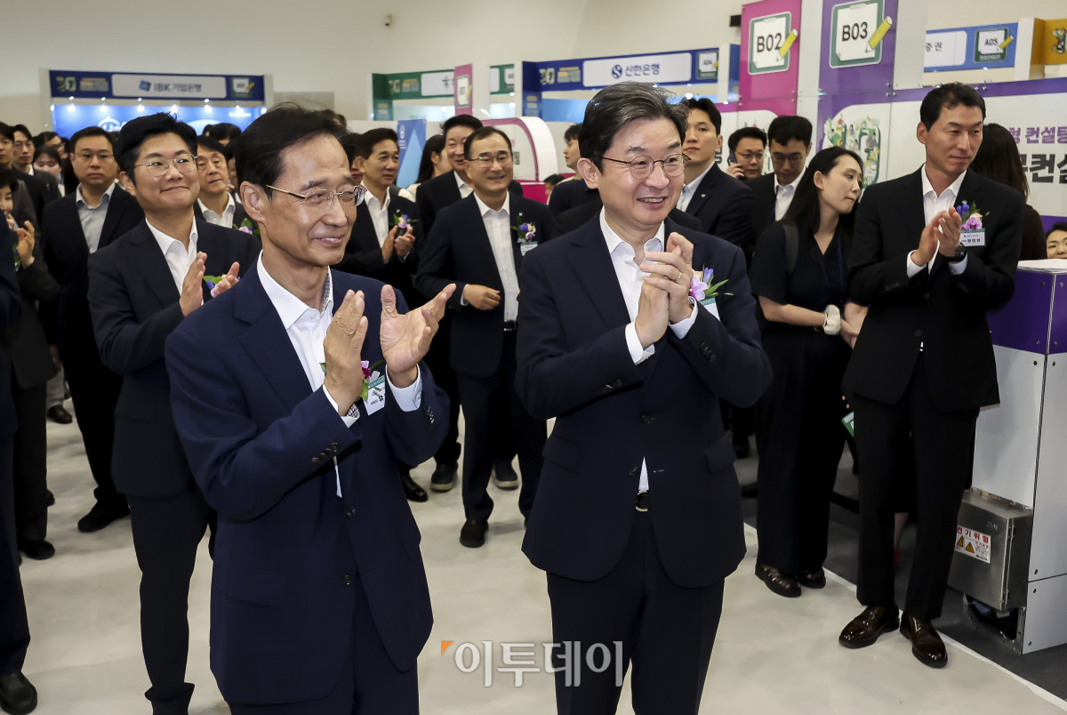 ▲이억원 금융위원장과 유동수 국회 정무위원장이 19일 서울 중구 동대문디자인플라자에서 열린 '2026 금융권 공동 채용 박람회' 부스를 둘러보고 있다. 고성준 기자 joonko1@