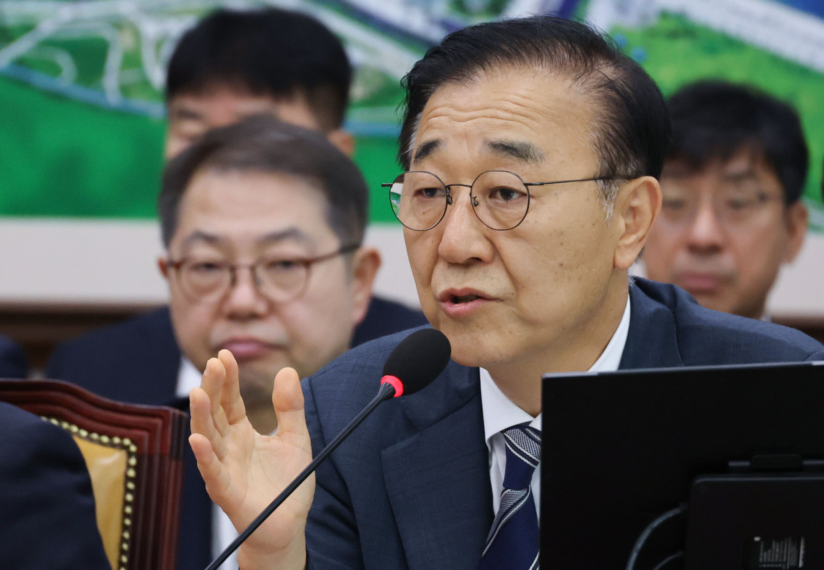 ▲김윤덕 국토교통부 장관이 19일 국회에서 열린 국토교통위원회 전체회의에서 용산공원을 활용한 주택 공급 정책과 관련한 질의에 답변하고 있다. (사진제공=연합뉴스)