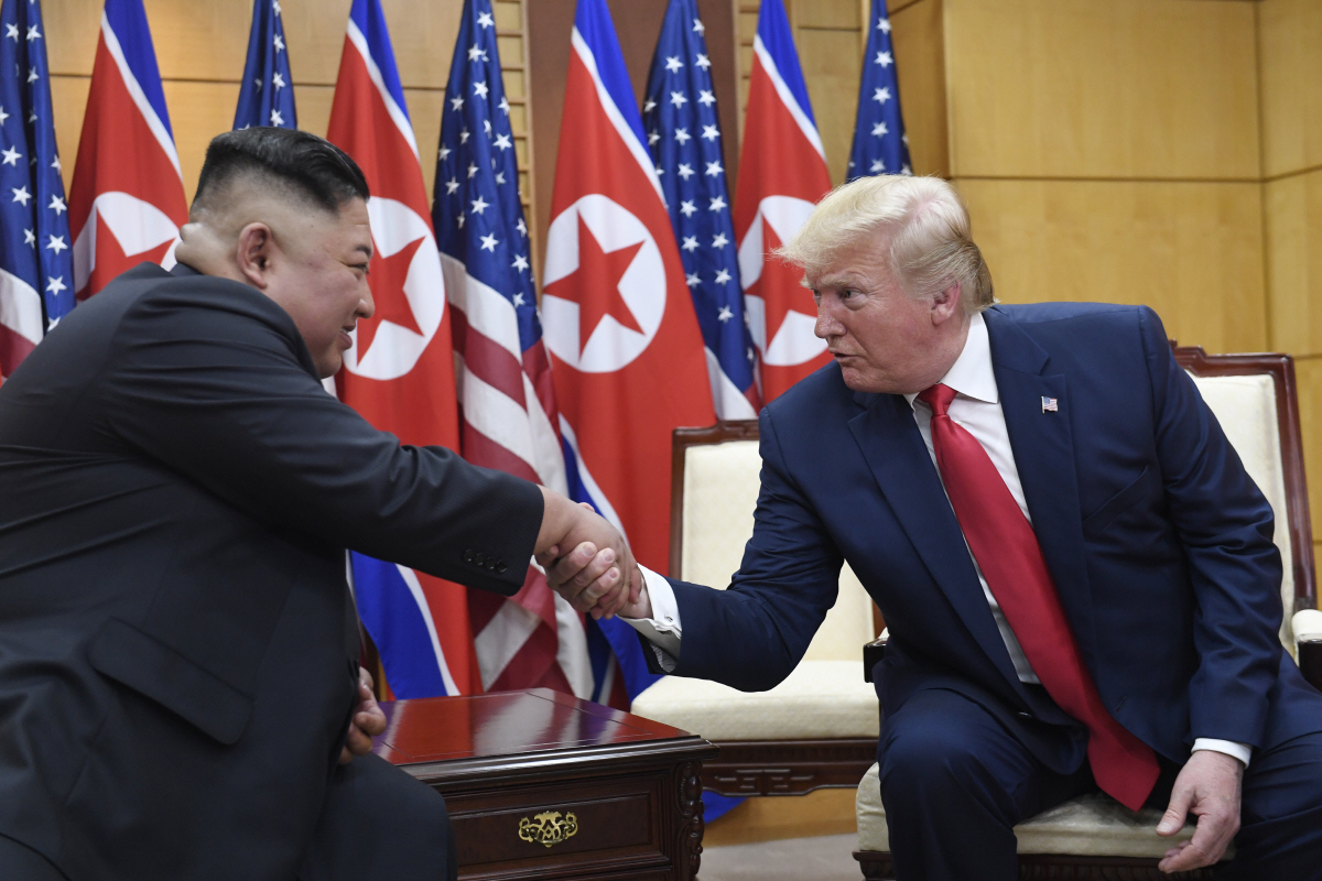 ▲도널드 트럼프(오른쪽) 미국 대통령과 김정은 북한 국무위원장이 2019년 6월 30일 판문점 자유의 집에서 북미 정상회담에 앞서 악수하고 있다. (AP뉴시스)