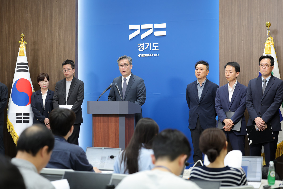 ▲경기도가 19일 경기도청에서 ‘2026년 제2회 추가경정예산안’을 설명하고 있다. 
도는 지방세 3000억원 세수결손이 예상되는 상황에서 기존 세출 5465억원을 구조조정하고 노인장기요양과 학교급식 등 본예산에 충분히 반영하지 못한 민생사업을 보강해 총 42조2420억원 규모의 추경안을 경기도의회에 제출한다. (경기도)