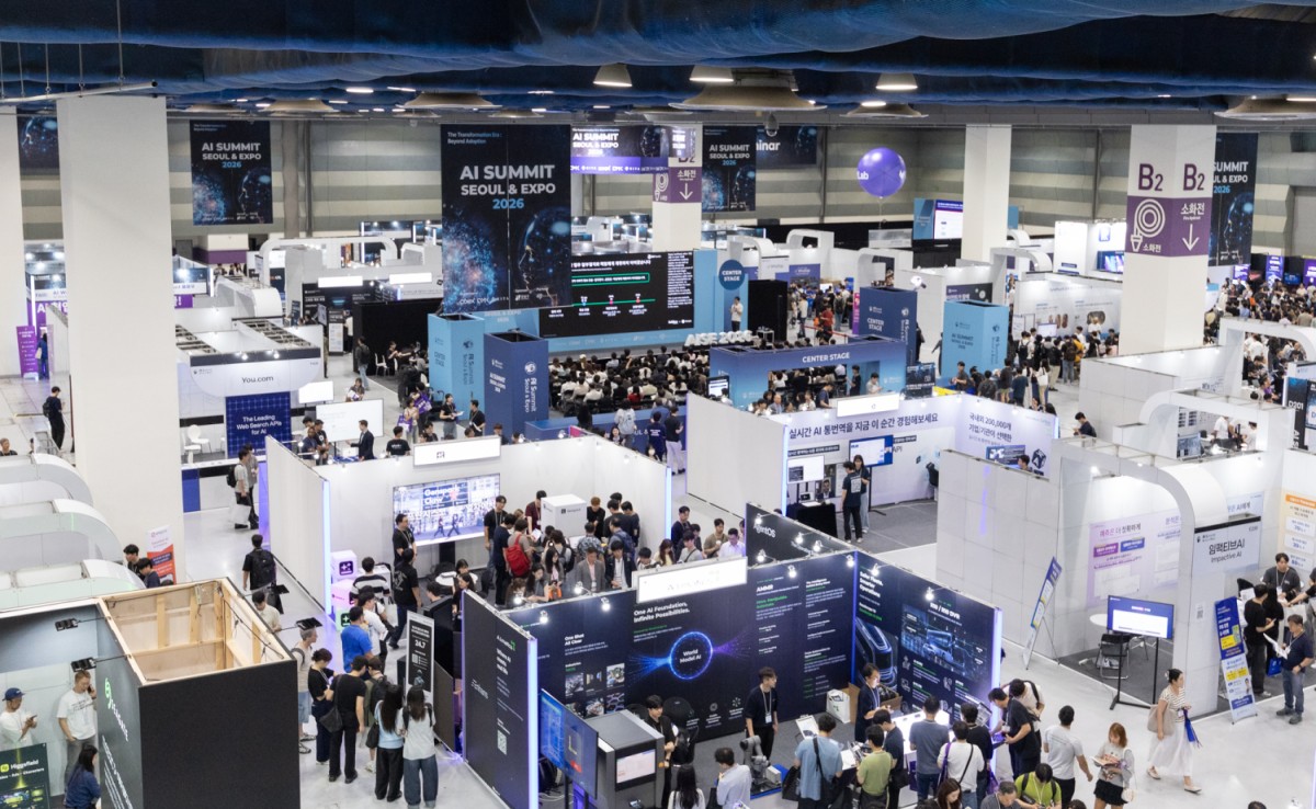▲코엑스가 DMK글로벌, 한국무역협회와 공동 주최한 ‘AI 서밋 서울 & 엑스포 2026’이 열린 서울 삼성동 코엑스 B홀에서 참관객들이 전시장을 둘러보고 있다. (사진제공=코엑스)