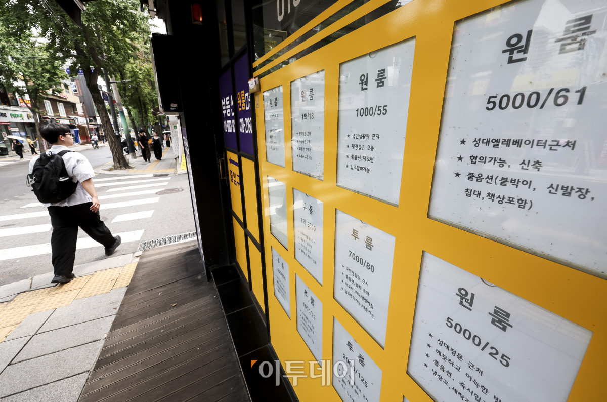 ▲서울 월세가 가파르게 상승하고 있는 가운데 19일 서울 대학가의 한 부동산에 월세 등 매물 정보가 게시되어 있다. 고성준 기자 joonko1@