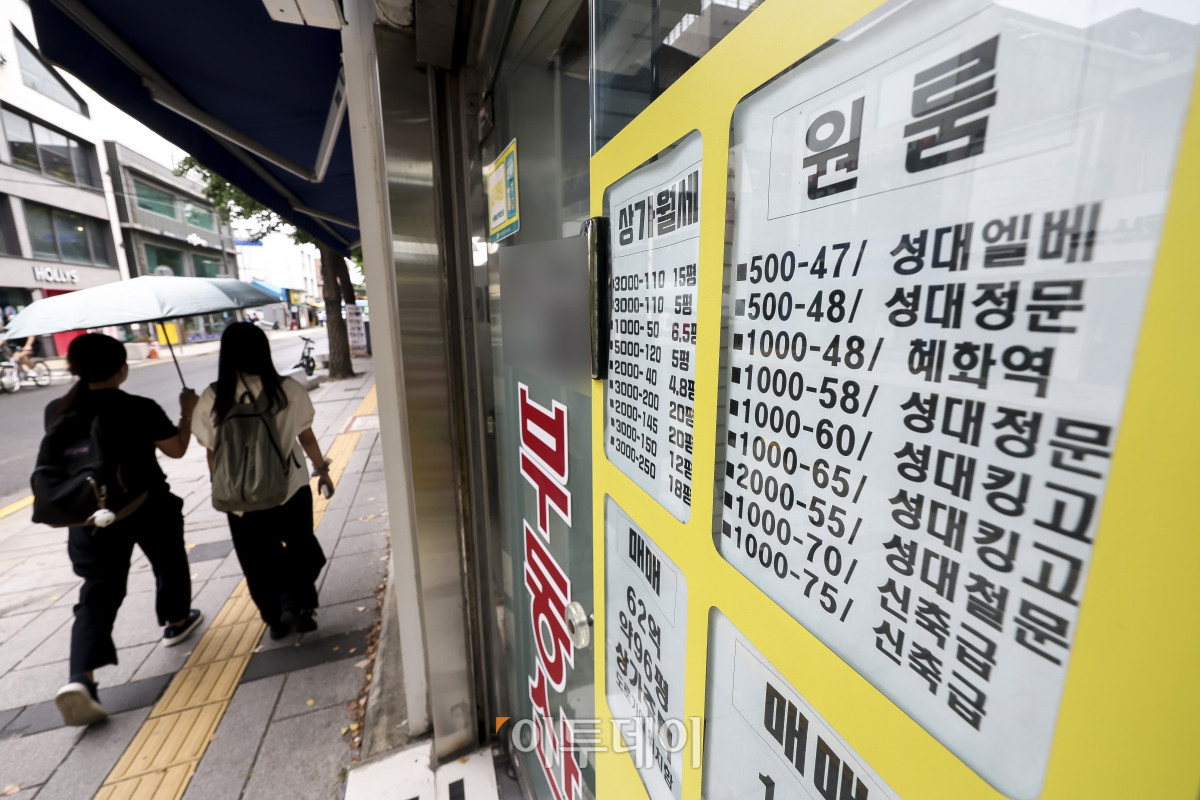 ▲서울 월세가 가파르게 상승하고 있는 가운데 19일 서울 대학가의 한 부동산에 월세 등 매물 정보가 게시되어 있다. 고성준 기자 joonko1@