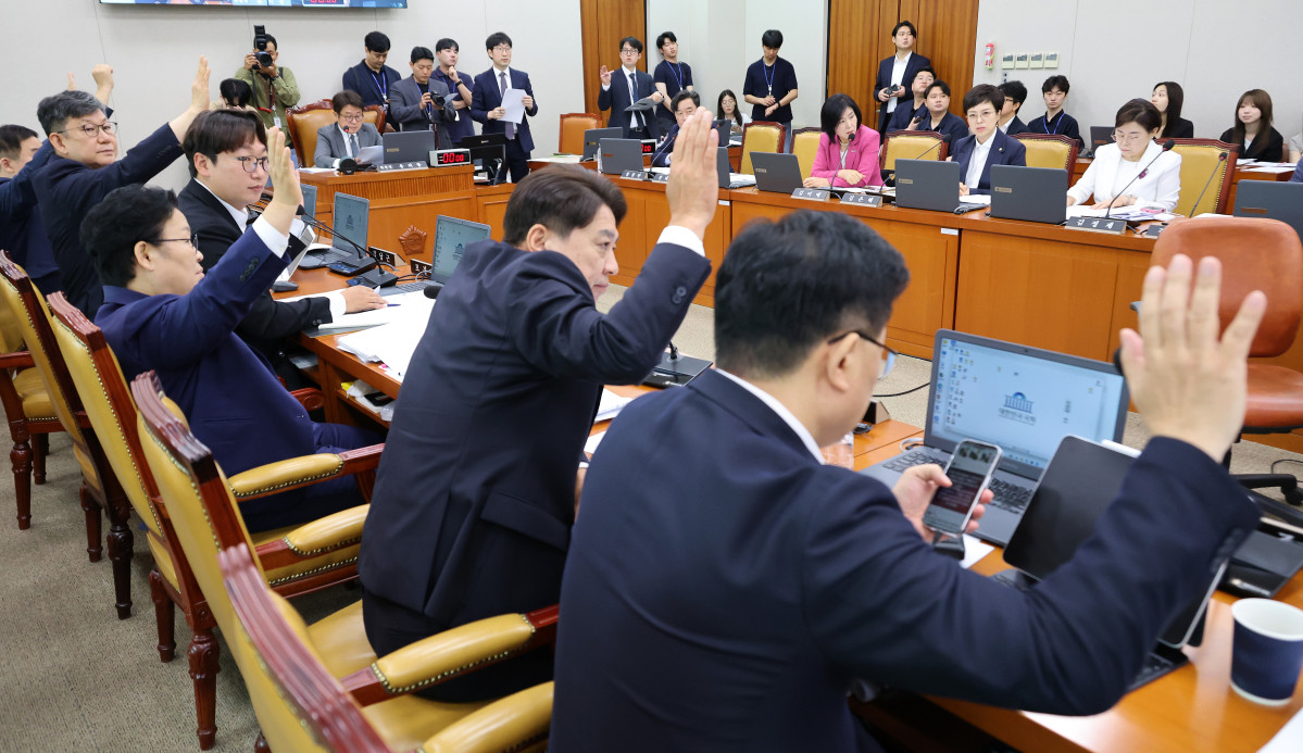 ▲19일 국회에서 열린 국토교통위원회 전체회의에서 본회의에 계류 중인 '용산공원 조성 특별법 일부개정법률안' 번안의 건에 대한 의사일정 추가 여부를 묻는 거수 표결에서 여당 위원들이 반대표를 던지고 있다. 사진=연합뉴스
