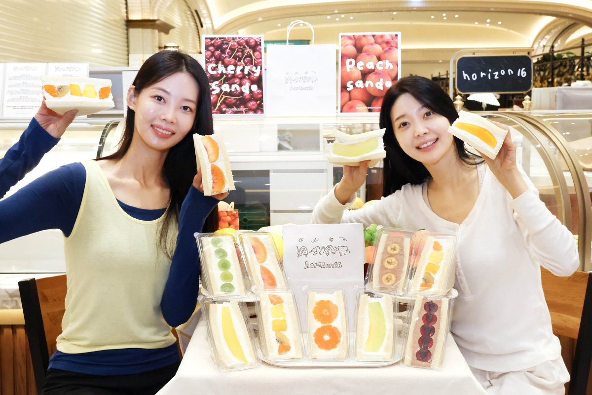 ▲19일 모델들이 신세계백화점 강남점 스위트파크에서 후르츠 산도를 소개하고 있다. (사진제공 신세계백화점)
