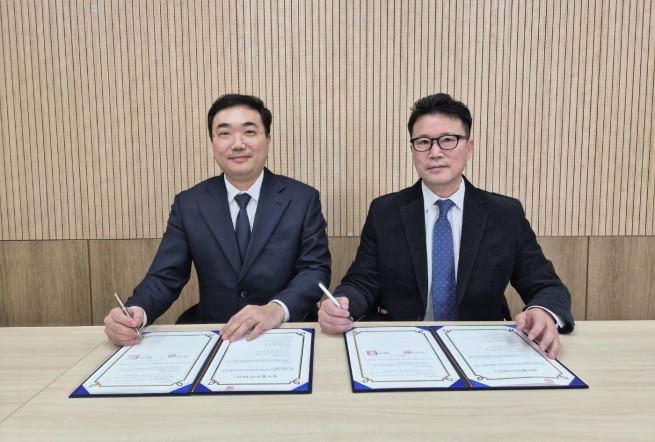 ▲비비안은 19일 해상작업 및 예인선 전문기업 ‘합자회사 해양선박’과 해상풍력 및 해양 프로젝트 협력을 위한 전략적 MOU를 체결했다. <왼쪽부터 김경호 종합 해양서비스 전문기업 합자회사 해양선박 대표, 황태영 호남신재생에너지공사 대표> (사진제공 = 비비안)