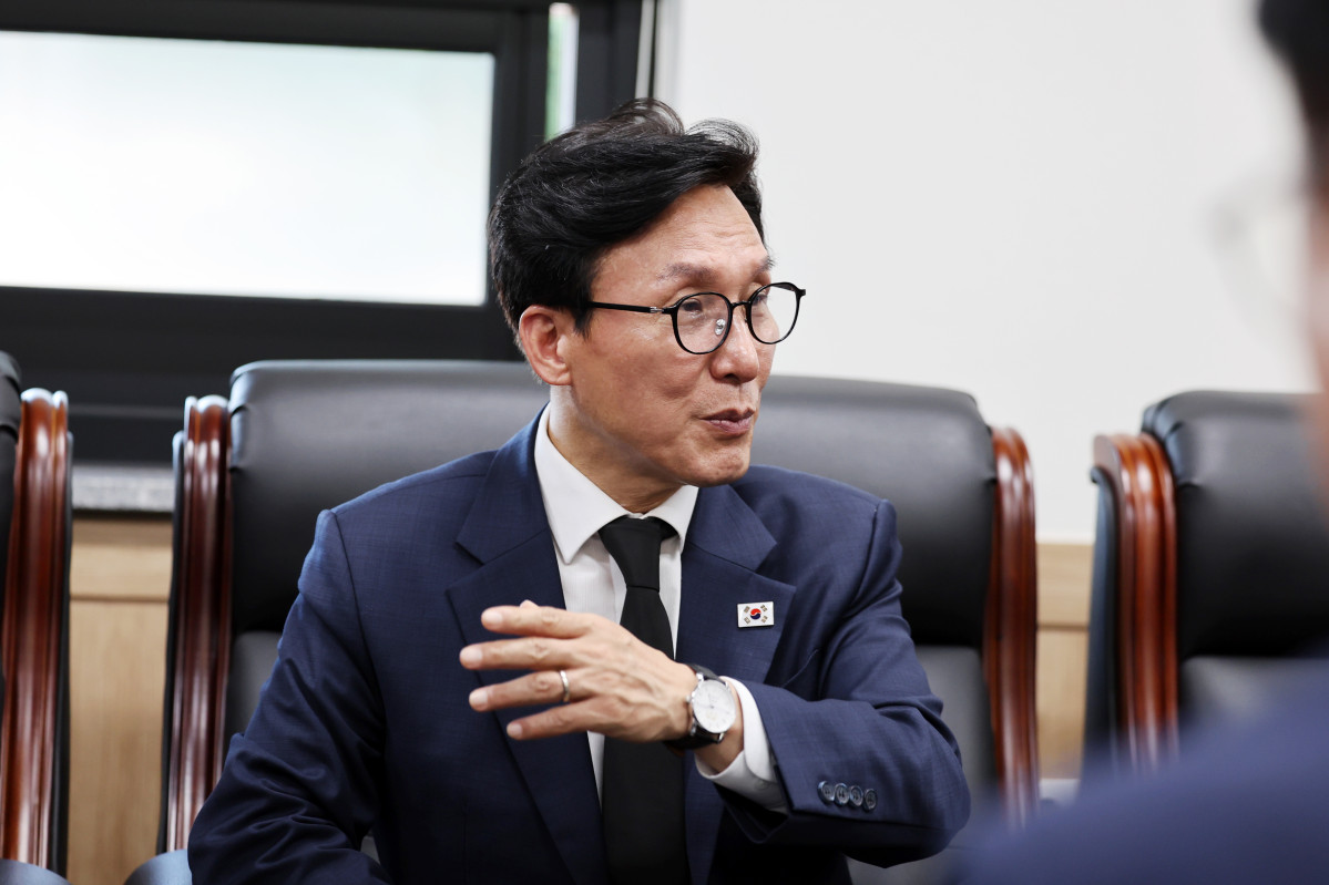 ▲더불어민주당 김민석 신임 대표가 18일 오후 전남광주 북구 운정동 국립 5·18 민주묘지에서 참배를 마친 뒤 송형곤 전남광주통합특별시의회 의장과 만나 면담하고 있다. 2026.8.18 (사진=연합뉴스)