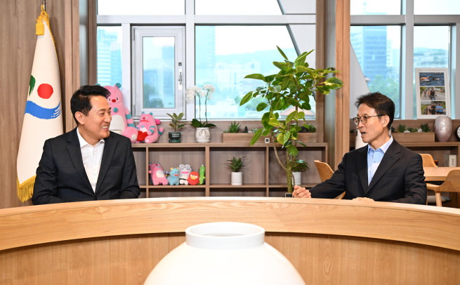 ▲오세훈(왼쪽) 서울시장이 19일 김진오 저출산고령사회위원회 부위원장을 만나 저출생·고령화 문제에 대해 이야기를 나누고 있다. (사진제공=서울시)