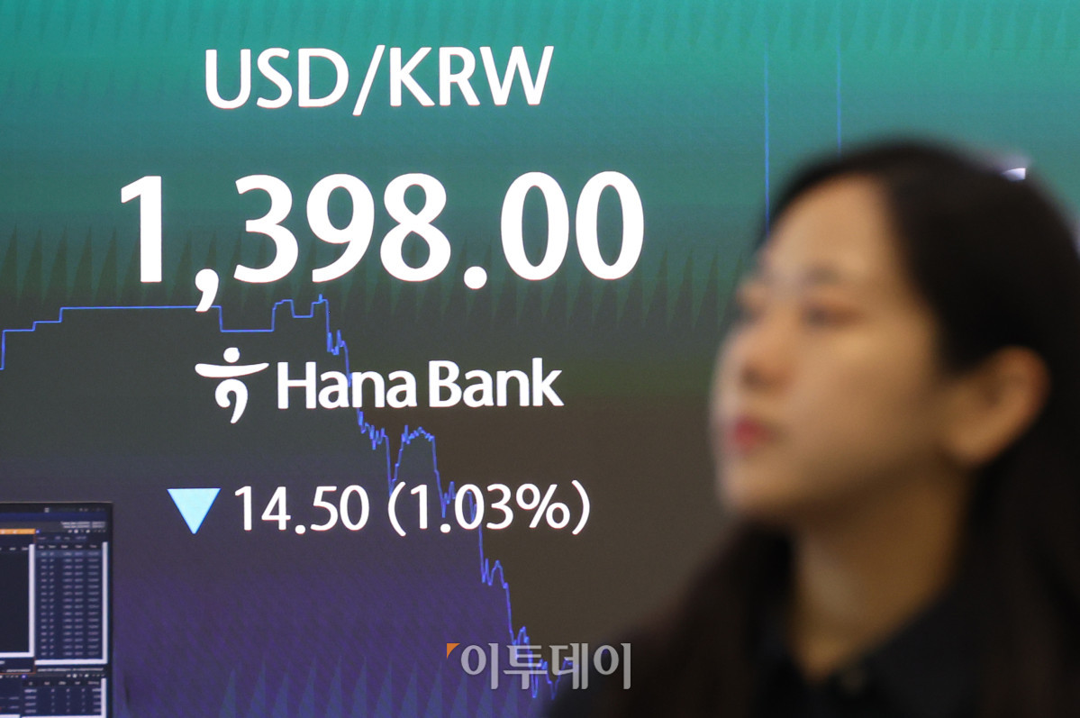 ▲19일 서울 중구 하나은행 딜링룸이 분주한 모습이다. 코스피는 전 거래일보다 398.66포인트(5.80%) 하락한 6471.17, 코스닥 지수는 전 거래일보다 9.74포인트(1.17%) 내린 824.26에 거래를 마감했다. 원·달러 환율은 주간 거래 종가(15시30분) 기준 전일 대비 14.1원 내린 1397.7원을 기록했다. 고이란 기자 photoeran@