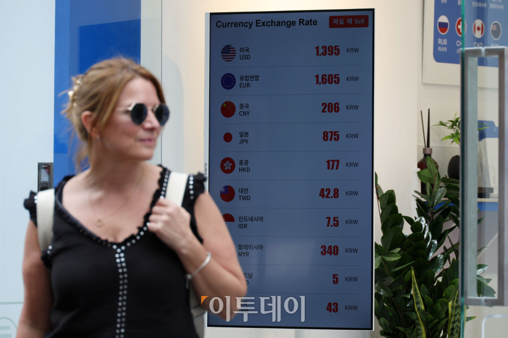 ▲원·달러 환율이 약 11개월 만에 1400원선 아래로 내려서며 1300원대로 복귀한 19일 서울 중구 명동의 한 환전소에 환율이 표시돼 있다. 이날 원·달러 환율은 주간 거래 종가(오후 3시 30분) 기준 전 거래일보다 14.1원 내린 1397.7원을 기록했다. 고이란 기자 photoeran@