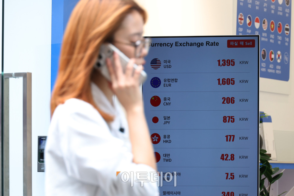 ▲원·달러 환율이 약 11개월 만에 1400원선 아래로 내려서며 1300원대로 복귀한 19일 서울 중구 명동의 한 환전소에 환율이 표시돼 있다. 이날 원·달러 환율은 주간 거래 종가(오후 3시 30분) 기준 전 거래일보다 14.1원 내린 1397.7원을 기록했다. 고이란 기자 photoeran@