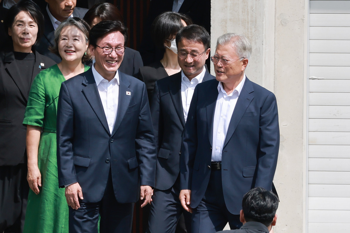 ▲더불어민주당 김민석 대표가 19일 경남 양산시 평산마을 문재인 전 대통령 사저를 방문, 문 전 대통령 내외를 예방한 뒤 사저를 나서며 문 전 대통령 배웅을 받고 있다. 2026.8.19 (사진=연합뉴스)