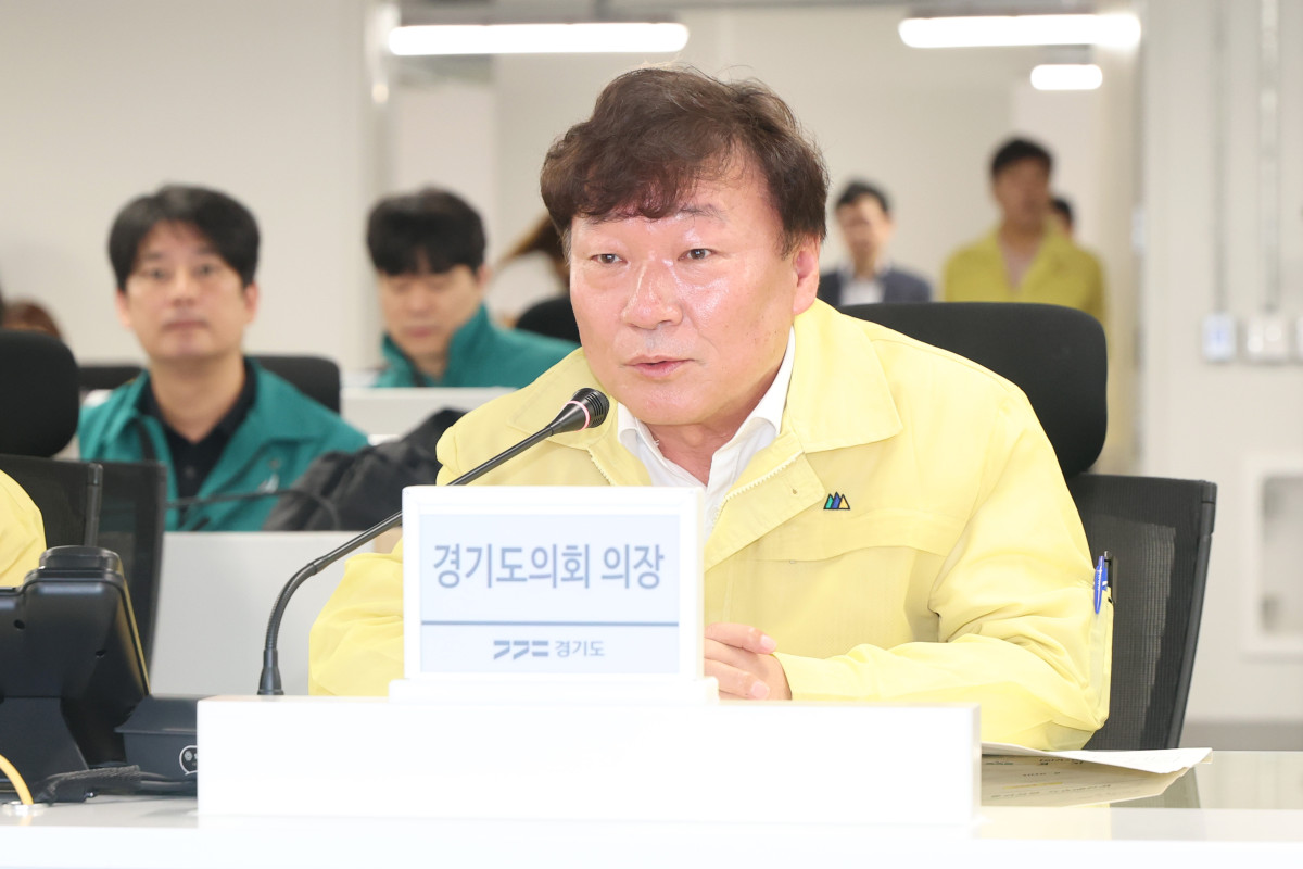 ▲남종섭 경기도의회 의장이 19일 경기도청 을지연습 종합상황실에서 비상대비 훈련 상황을 점검하고 있다. 남 의장은 도청과 도교육청 종합상황실을 잇달아 찾아 근무자들을 격려하고 “실제 상황에서는 작은 빈틈도 큰 혼란으로 이어질 수 있다”며 대응체계 점검을 당부했다. (경기도의회)