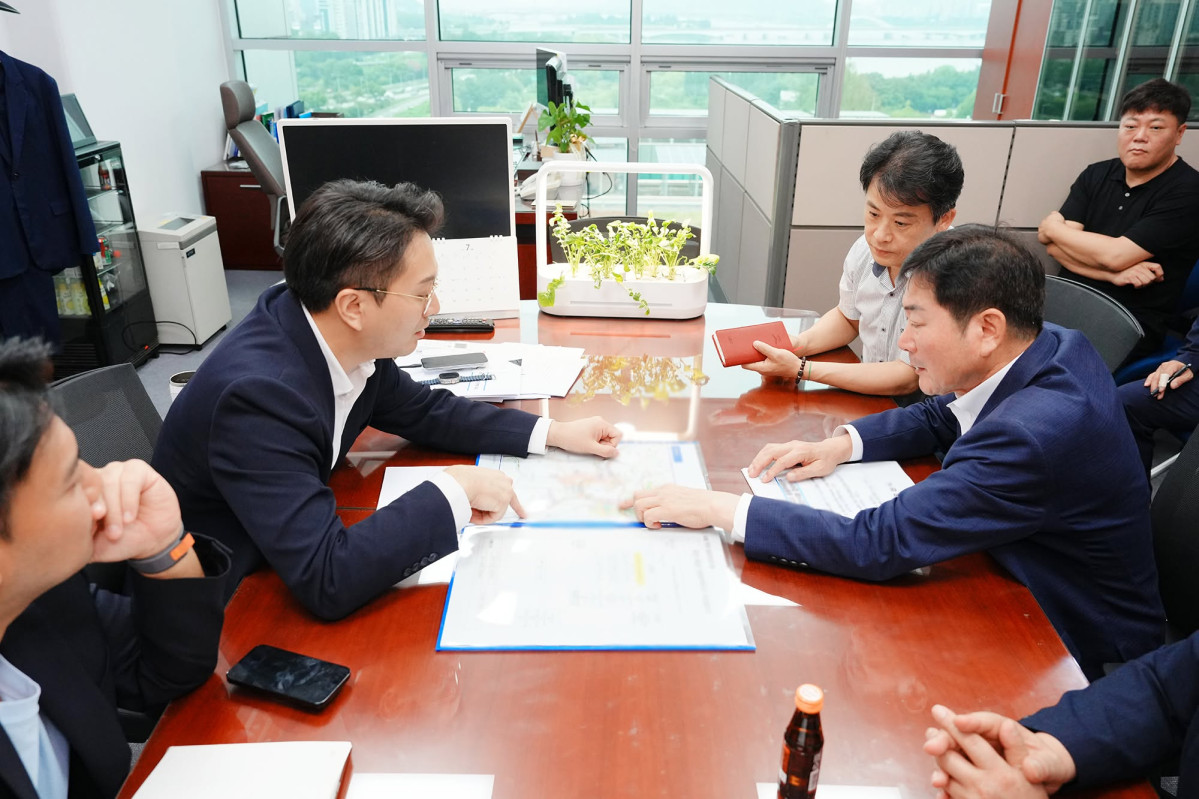 ▲조용호 오산시장이 19일 국회를 찾아 전용기 국회 국토교통위원회 위원과 세교3지구 현안을 논의하고 있다. 조 시장은 경제자족용지 30만평 반영과 광역교통 개선대책 사업비 확대, 분당선 세교2·3지구 연장 등을 건의했다. (조용호 오산시장 페이스북)
