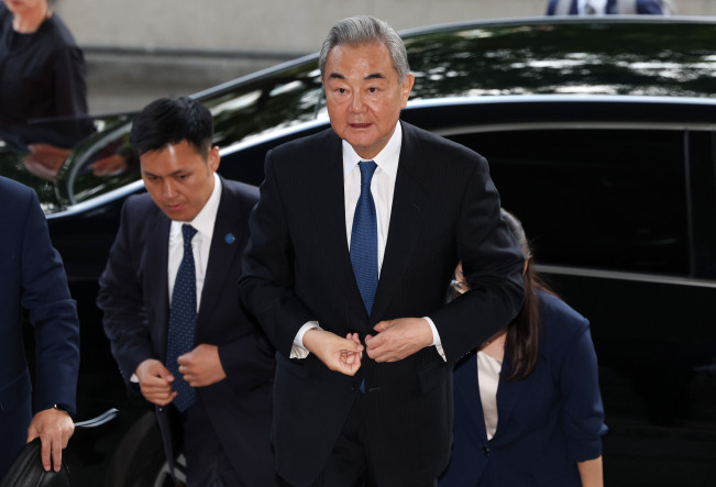 ▲왕이 중국공산당 중앙외사판공실 주임 겸 외교부장이 조현 외교부 장관과의 한중 외교장관 회담을 위해 19일 서울 종로구 정부서울청사 외교부로 들어서고 있다. (연합뉴스)