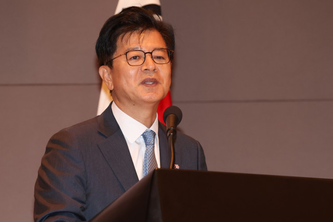 ▲성기홍 청와대 홍보소통수석이 13일 서울 프레스센터에서 열린 한국기자협회 창립 62주년 기념식에서 이재명 대통령 축사를 대독하고 있다. (연합뉴스)