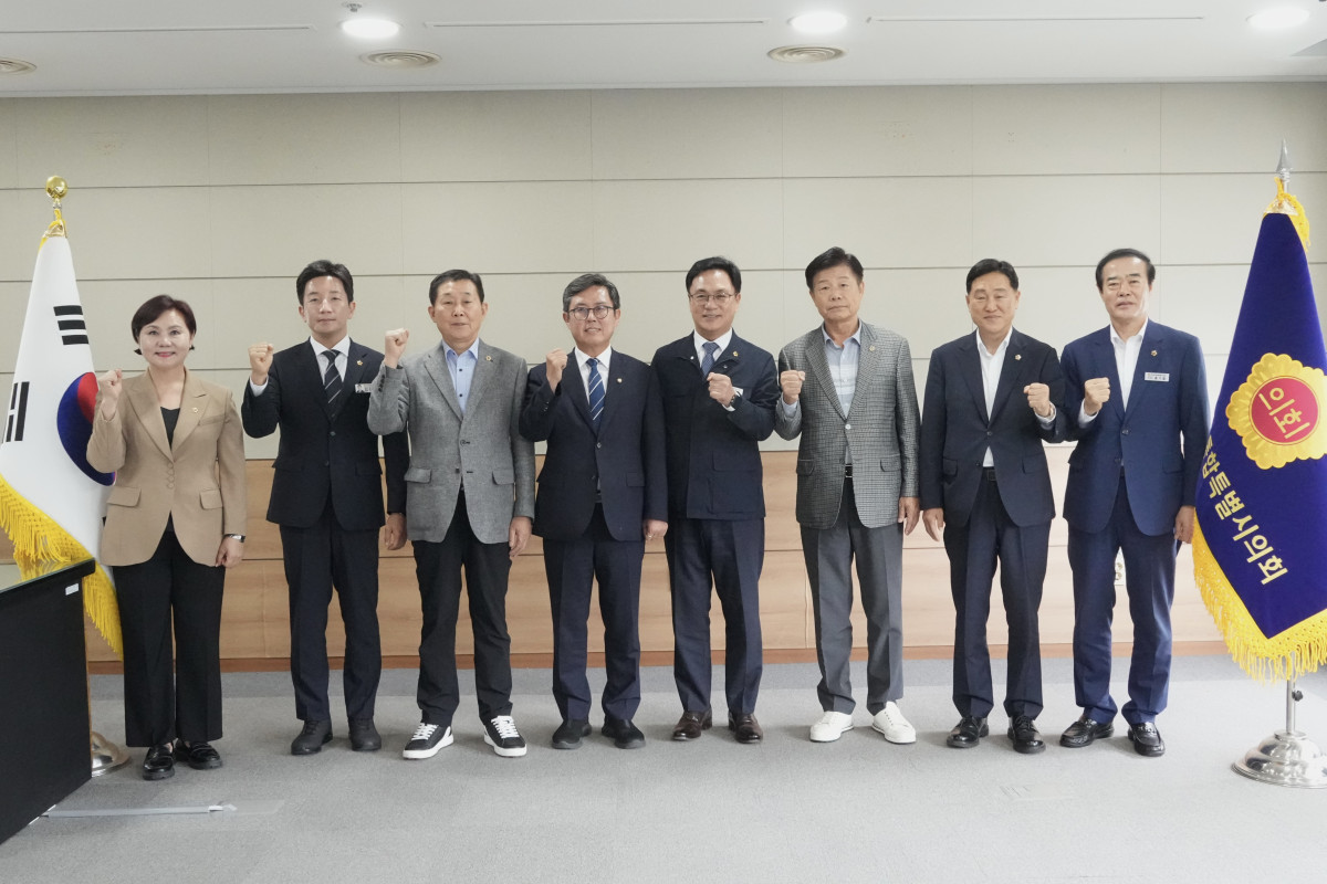 ▲송형곤 전남광주통합특별시의회 의장과 안도걸 더불어민주당 전남광주통합특별시당 위원장 등이 19일 간담회를 가졌다. (사진제공=전남광주통합특별시의회)