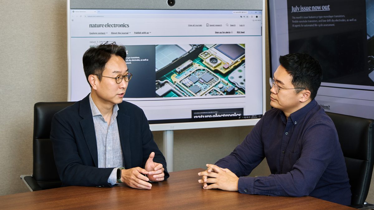 ▲(왼쪽부터) 차세대 광 인터커넥트(CPO) 기술 연구에 관해 의견을 나누고 있는 SK하이닉스 홍승훈 팀장과 버지니아대학교 이규상 교수 (사진=SK하이닉스)