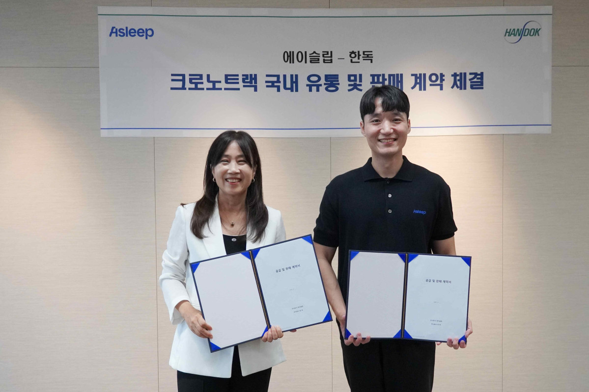 ▲김미연 한독 사장(왼쪽)과 이동헌 에이슬립 대표가 '크로노트랙'의 국내 유통 및 판매 계약을 체결한 후 기념촬영을 하고 있다. (사진제공=한독)