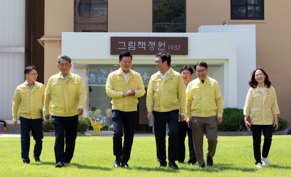 ▲최휘영 문화체육부장관과 신용한 충북도지사가 19일 충청북도청에서 만나 면담했다. (사진제공=문화체육관광부)