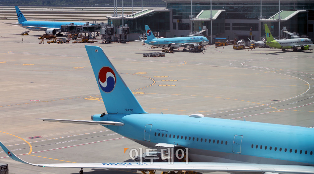 ▲인천국제공항 제2터미널 전망대에서 바라 본 주기장이 분주한 모습이다. 고이란 기자 photoeran@ (이투데이DB)