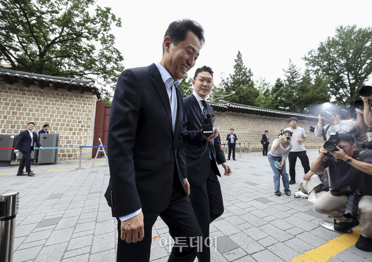 ▲오세훈 서울시장이 20일 오전 서울 중구 달개비에서 김윤덕 국토교통부 장관과 주택공급 관련 회동을 하기 위해 들어서고 있다. 고성준 기자 joonko1@