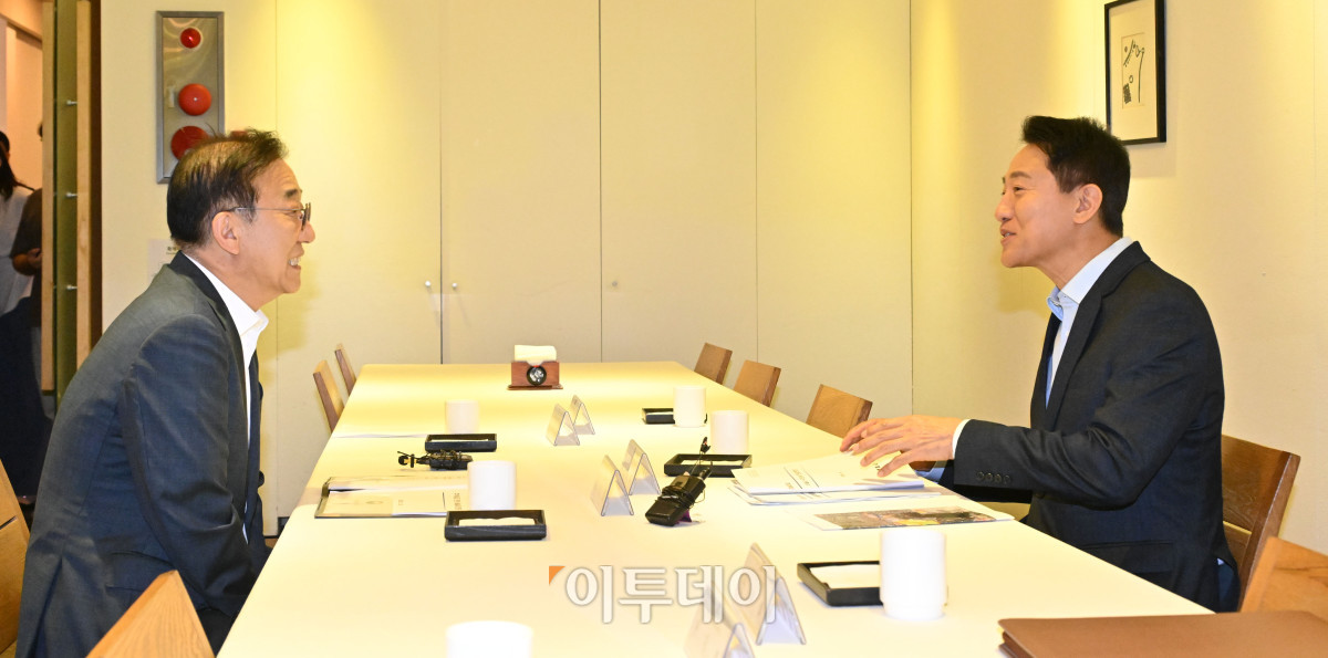 ▲김윤덕(왼쪽) 국토교통부 장관과 오세훈 서울시장이 20일 오전 서울 중구 달개비에서 주택공급 관련 회동을 하고 있다. 고성준 기자 joonko1@