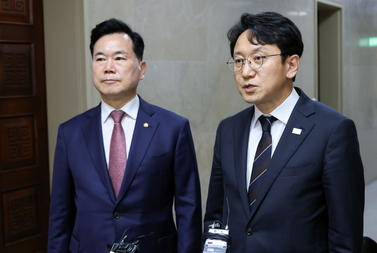 ▲더불어민주당 천준호 원내운영수석부대표(오른쪽)와 국민의힘 김승수 원내운영수석부대표가 20일 국회에서 본회의 안건 조율을 한 뒤 나와 기자들에게 회의 내용을 설명하고 있다. 사진=연합뉴스
