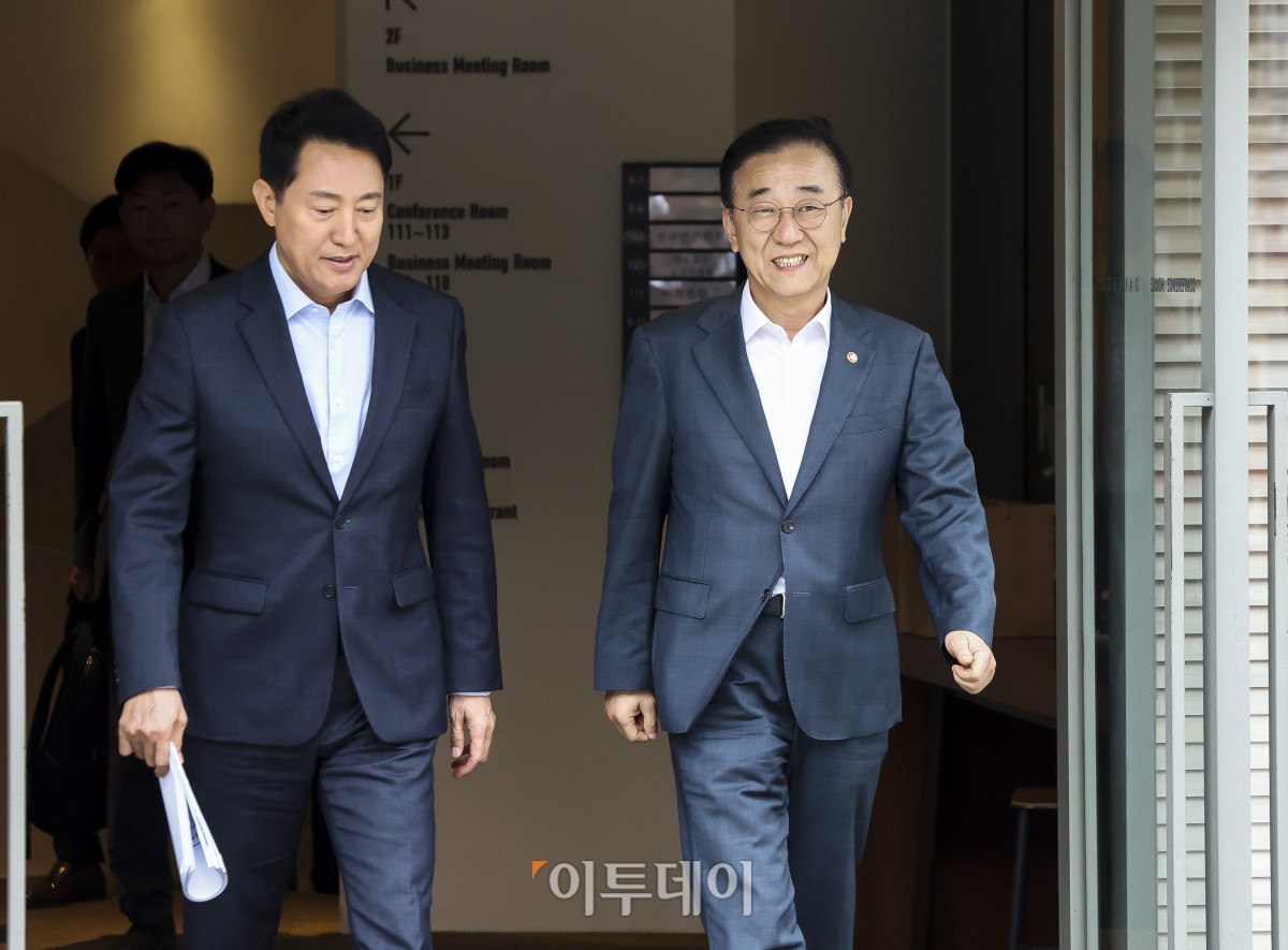 ▲김윤덕(오른쪽) 국토교통부 장관과 오세훈 서울시장이 20일 오전 서울 중구 달개비에서 주택공급 관련 논의를 위한 회동을 마친 뒤 자리를 나서고 있다. 고성준 기자 joonko1@