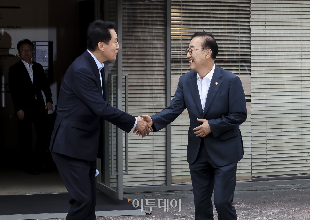 ▲김윤덕(오른쪽) 국토교통부 장관과 오세훈 서울시장이 20일 오전 서울 중구 달개비에서 주택공급 관련 논의를 위한 회동을 마친 뒤 악수를 하고 있다. 고성준 기자 joonko1@