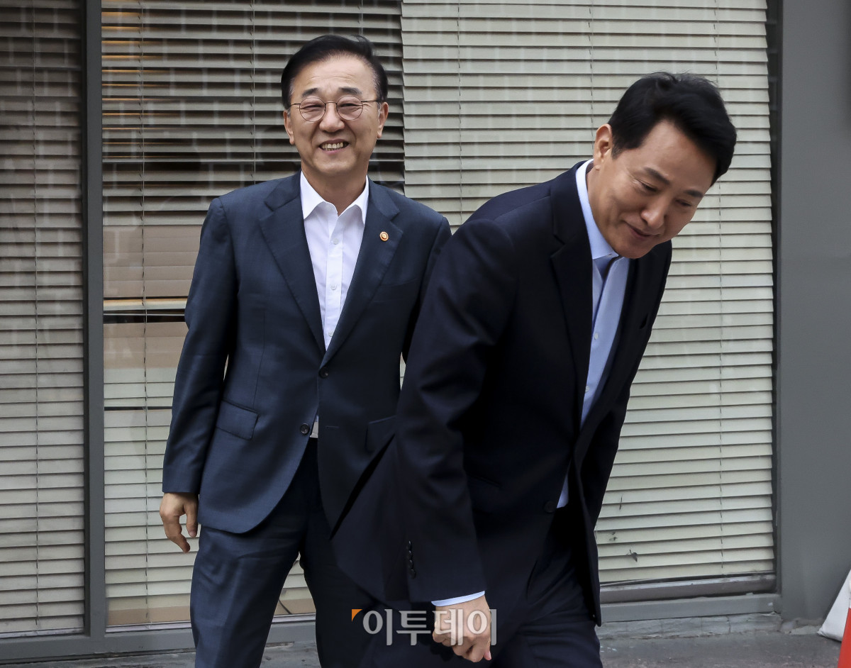 ▲김윤덕 국토교통부 장관과 오세훈 서울시장이 20일 오전 서울 중구 달개비에서 주택공급 관련 논의를 위한 회동을 마친 뒤 자리를 나서고 있다. 고성준 기자 joonko1@
