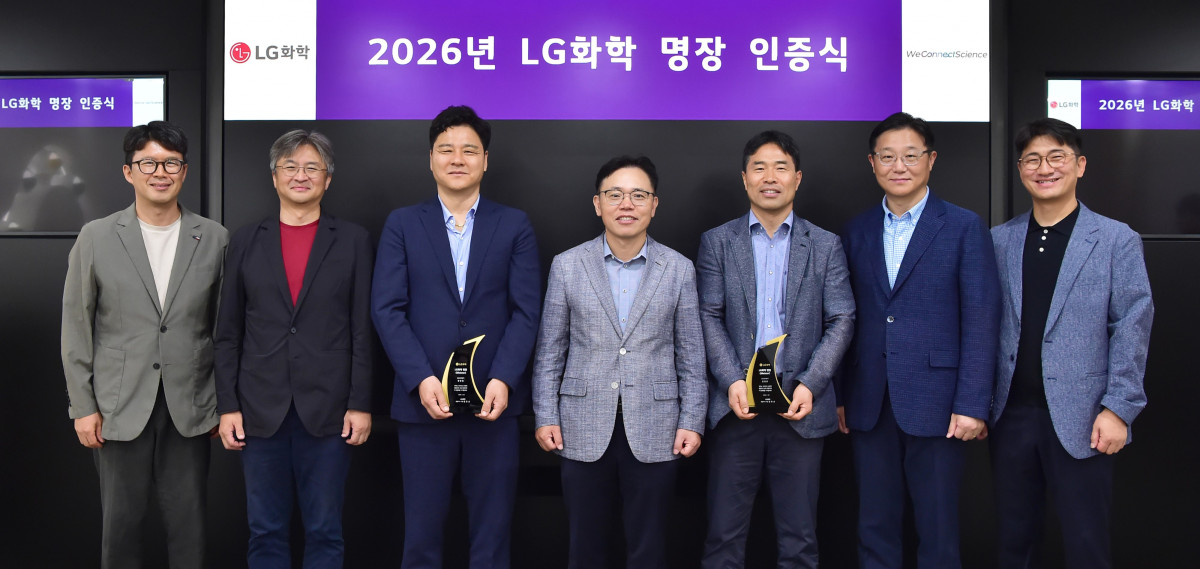 ▲2026 LG화학 명장 인증식에서 CEO 김동춘 사장(중앙)과 명장으로 선정된 장현정 실장(좌측), 김병운 과장(우측)이 함께 기념 촬영을 하고 있다. (LG화학)