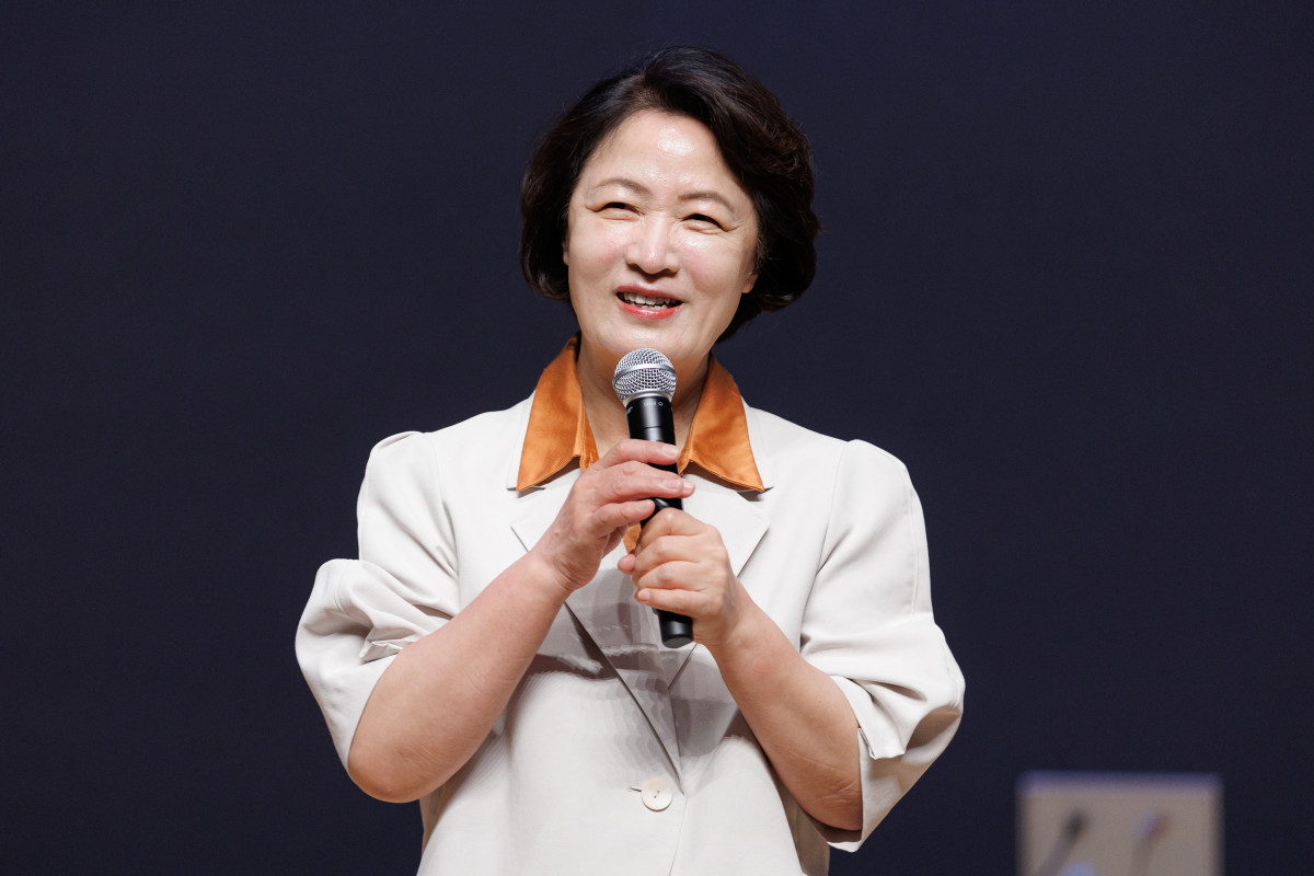 ▲추미애 경기도지사가 20일 경기도청 다산홀에서 열린 ‘2026년 간부공무원 성희롱·성폭력 예방 특별교육’에서 간부공무원들에게 인사말을 하고 있다. 추 지사는 “일어나지 말아야 할 사건들을 예방해야 좋은 직장문화도 꽃필 수 있다”며 도지사 직속 보고체계 구축과 예방 중심의 조직문화 정착을 강조했다. (경기도)