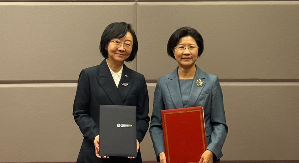 ▲오유경(사진 왼쪽) 식품의약품안전처장이 20일 중국 다롄에서 열린 ‘2026 APEC 세관-기업 대화’를 계기로 중국 해관총서와 식품안전 분야 협력문서 3건을 체결하고 기념사진을 촬영하고 있다. (사진제공=식품의약품안전처)