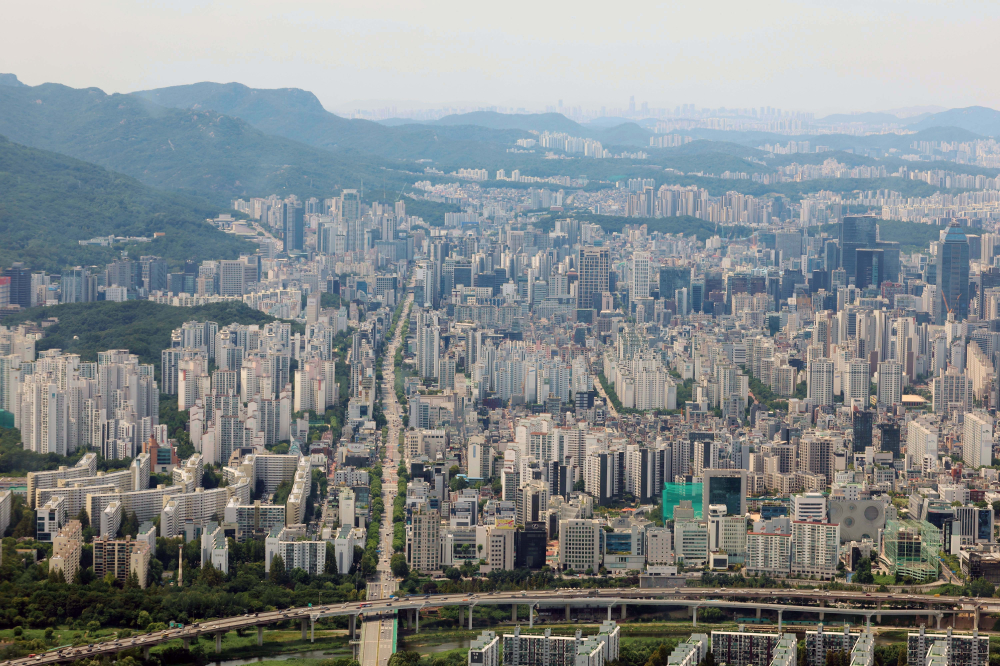 ▲10일 서울 송파구 롯데월드타워에서 바라본 서울 시내에 아파트가 빽빽하게 서 있다. 사진=신태현 기자 holjjak@
