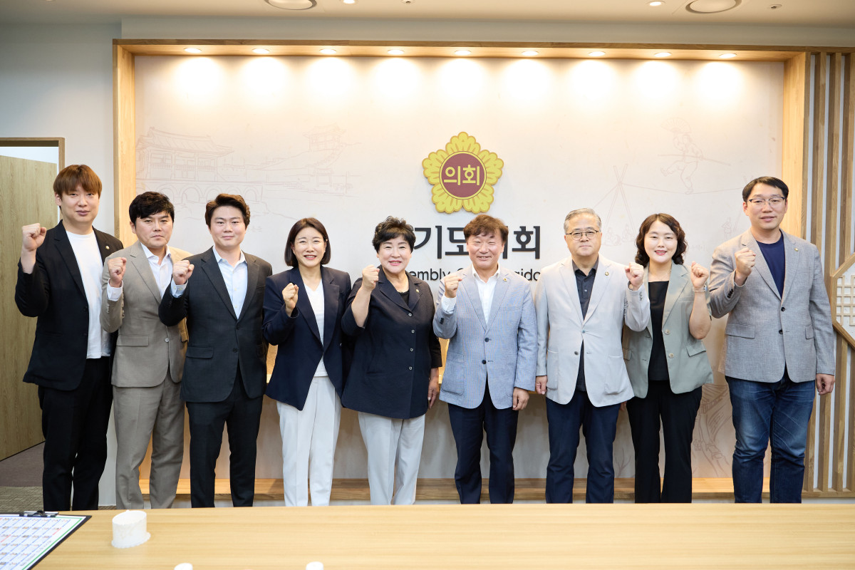 ▲장정순 용인특례시의회 의장과 의장단이 19일 경기도의회를 찾아 남종섭 경기도의회 의장과 경기미래투자공사 설립 등 지역 현안을 논의한 뒤 기념촬영을 하고 있다. 장 의장은 투자 방향과 지원체계에 용인의 산업적 역할과 재정 여건을 반영해 달라고 요청했다. (용인특례시의회)