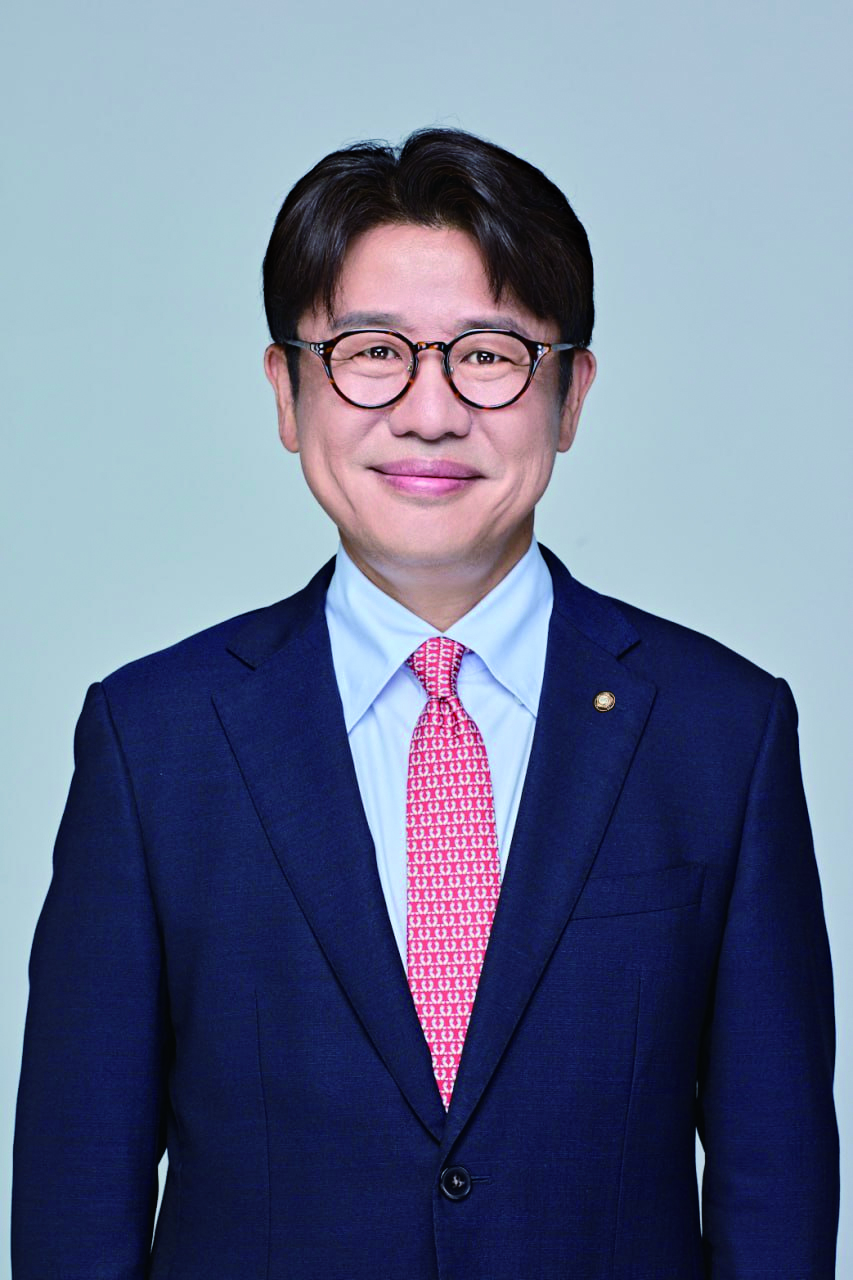 ▲유의동 국회 국토교통위원장. 유 의원은 전통상업보존구역을 지정할 때 단순 직선거리뿐 아니라 철도·하천 등으로 구분되는 실제 주민 생활권과 접근성을 함께 고려하도록 하는 ‘유통산업발전법 일부개정법률안’을 대표발의했다. (유의동 의원실)