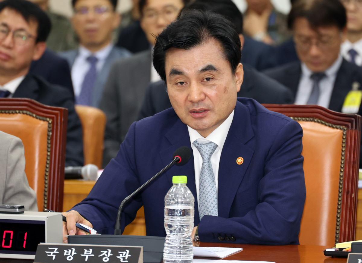 ▲[서울=뉴시스] 최진석 기자 = 안규백 국방부 장관이 20일 여의도 국회에서 열린 국방위원회 전체회의에서 의원들의 질의에 답하고 있다. 2026.08.20. myjs@newsis.com