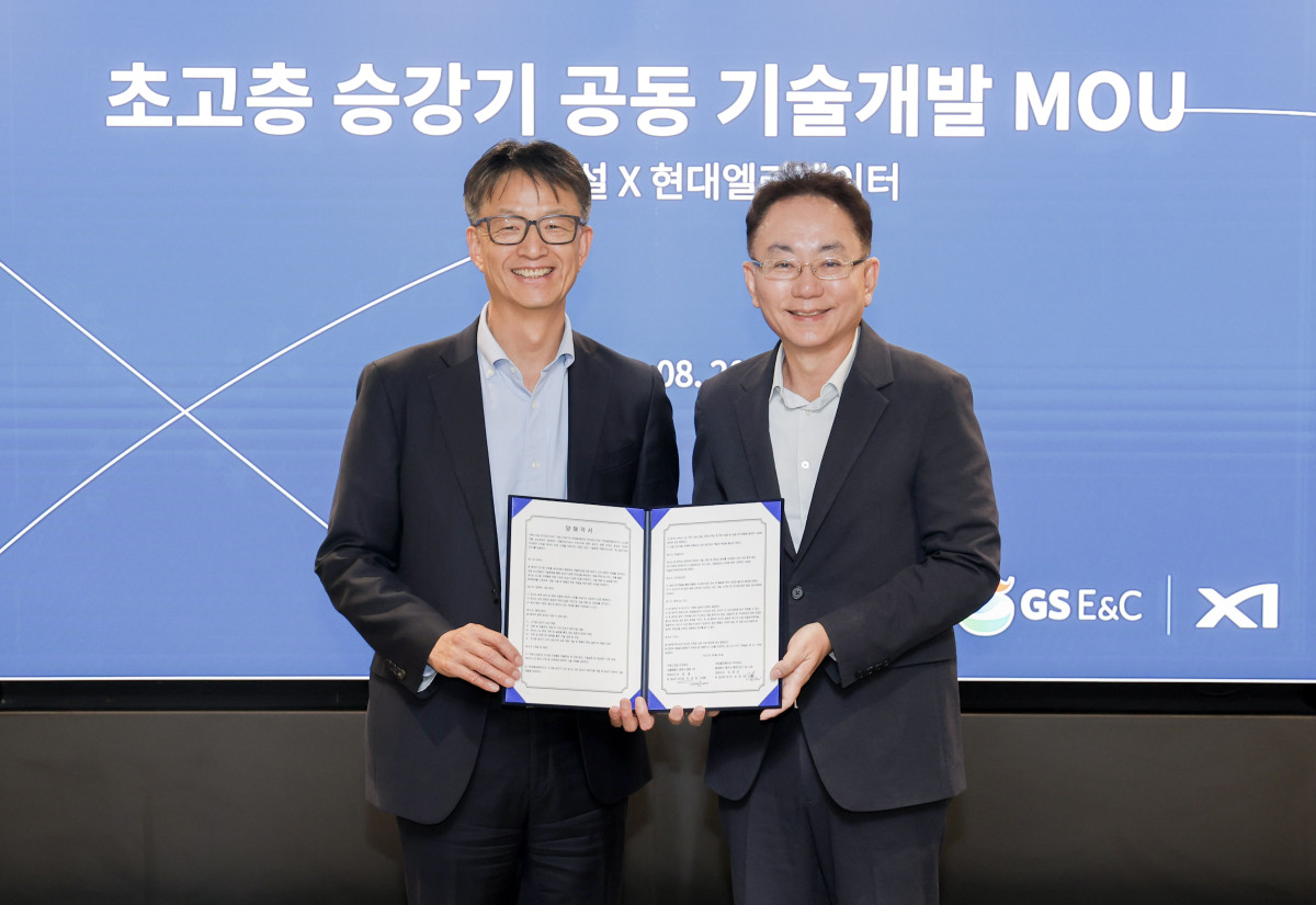 ▲이태원 현대엘리베이터 R&D본부장(오른쪽)와 조성한 GS건설 CTO가 20일 서울 서초구 GS건설 R&D센터에서진행된 ‘초고층 승강기 기술 공동개발’을 위한 업무 협약식에서 기념촬영을 하고 있다. (현대엘리베이터)